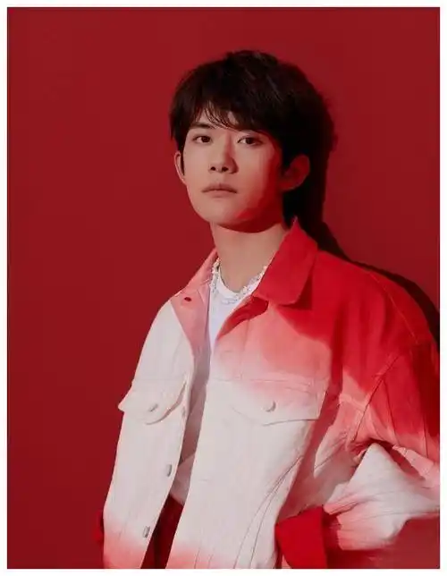 一身酒红色西装,系上腰带,修身改版,一身易烊千玺修长身材,配上厚底