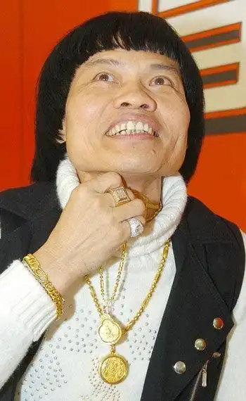 周星驰的电影中有很多配角,而"八两金"却因为丑而出名.