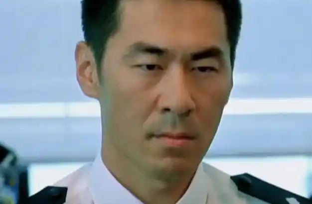 而陈建斌是单眼皮,肉鼻较宽,脸型中段偏圆偏短,胖了之后脸更圆了.