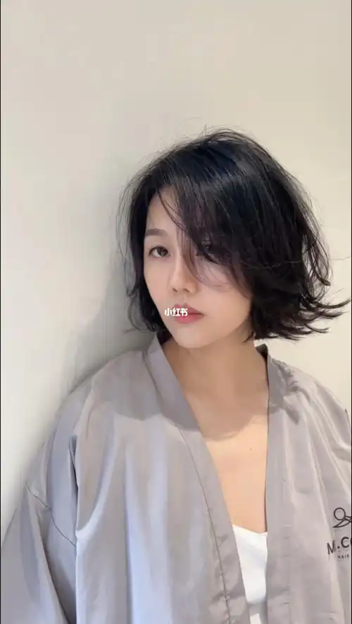 短发造型烫发气质女生好看的短发没刘海