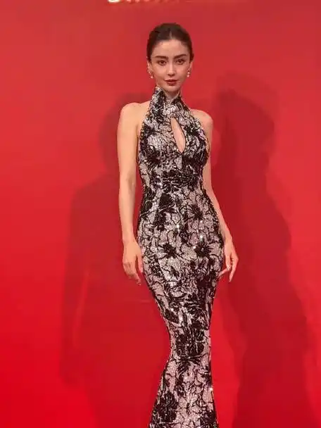 angelababy杨颖以璀璨新中式旗袍造型亮相上海时装周le fame秀场,久违