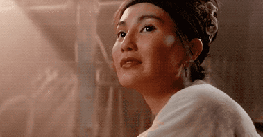 在电影《新龙门客栈》里,张曼玉扮演着一个风情万种的老板娘金镶玉,她