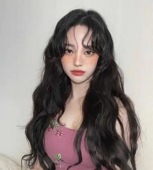 高马尾增颅顶,中分微卷的眉上刘海遮颞头,显得脸小又精致～中分美女的