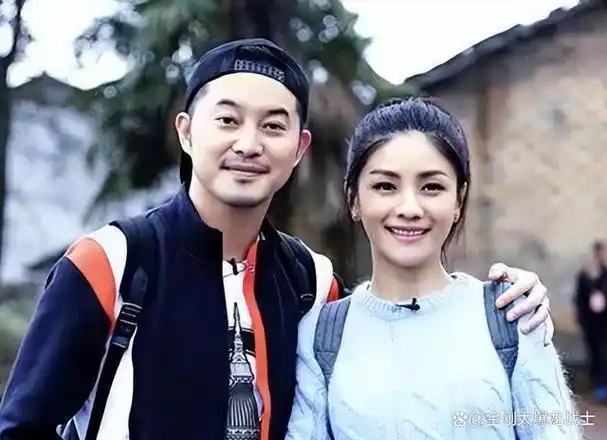 沙溢一家打卡黄果树瀑布,13岁安吉比爸爸还高,胡可素颜很年轻!