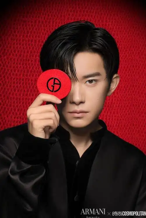 tfboys新闻210818易烊千玺x阿玛尼红气垫新图释出充满高级质感的广告