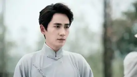 朱一龙的民国长衫造型,很是成熟稳重,不愧是剧抛脸