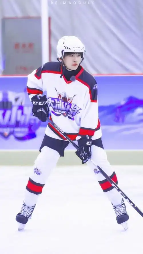 易烊千玺冰球服图照合集,运动少年活力上线