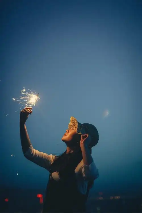 如何把手持烟花的妹子拍的好看