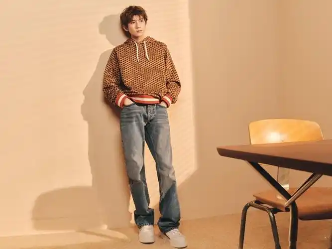 王源出镜bally 2023七夕广告,复古情侣款连帽卫衣搭配牛仔裤