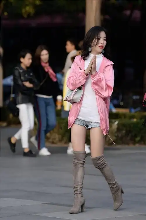 毛边牛仔短裤搭配粗跟过膝长靴是时尚穿搭呀