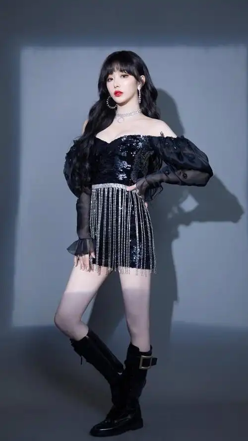 元气爱豆孔雪儿身材高挑唱跳俱佳来看美美哒照片