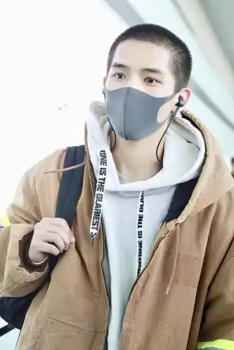 王安宇五官俊朗寸头造型显清爽 穿宽大外套踩潮鞋酷帅有型