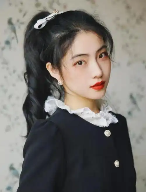 发型当中最能体现出青春感觉的就是高马尾,但是想将高马尾扎出现演的