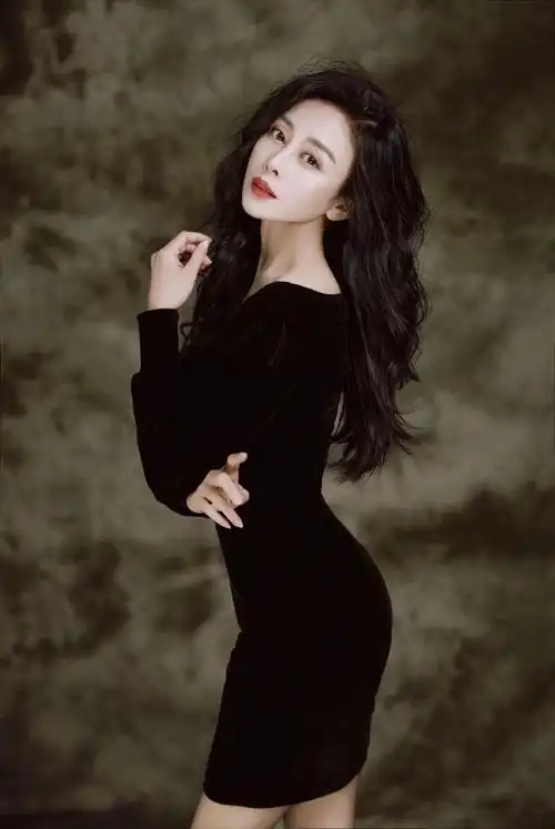 贾媛媛复古港风写真曝光 波浪长发尽显十足女人味