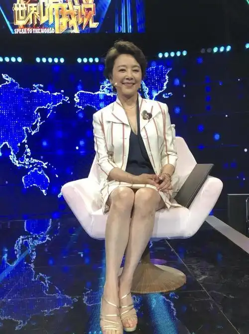 张瑜活成了50后的骄傲,一袭黑色裹身连衣裙端庄稳重,气质感满分