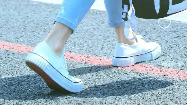 品一品白敬亭的脚踝纤瘦精致不乏矫健有力