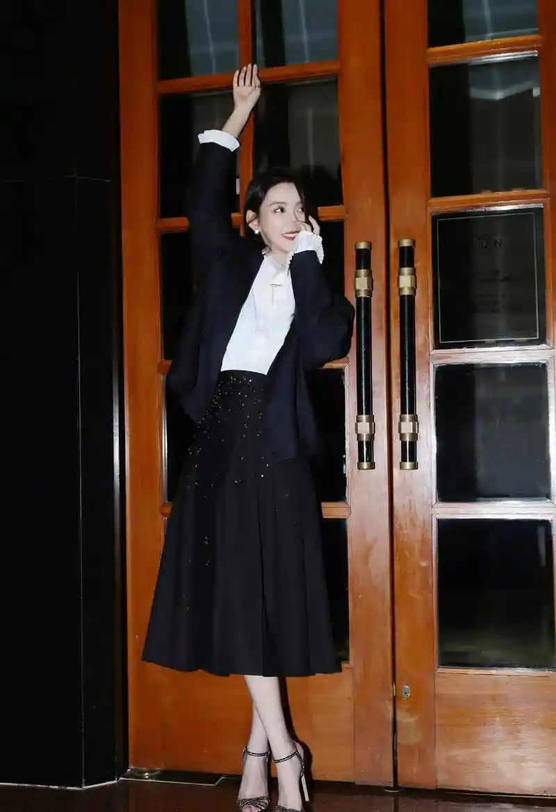 蒋依依高跟凉鞋大长腿[鄙视]