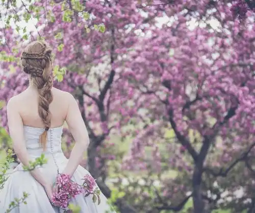 花从中的新娘背影
