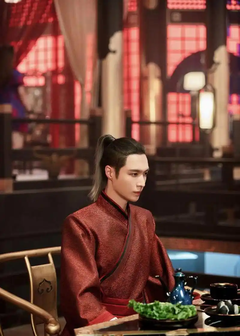 张艺兴一身红色长发古装造型