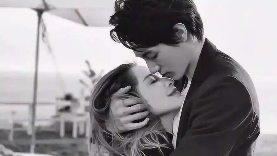 萧亚轩与男友拍情侣照 黄皓全程占有欲爆棚