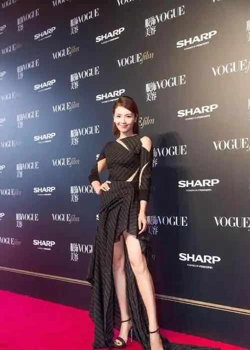 刘涛身着不规则长裙网友走路都带风呀不愧是霸气安迪