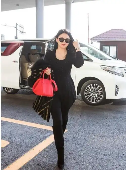 李湘如何在日常搭配展现贵妇感?包包和配饰是重点,尽显阔太气息