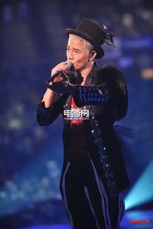 郭富城演唱会首场开幕 白发白眉登场大跳特技舞