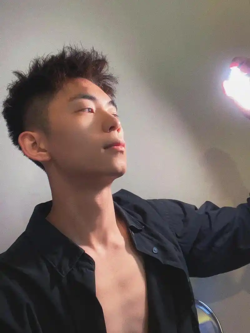 那一道光,指引.#日常照片 #侧脸照 #小奶狗男友 - 抖音