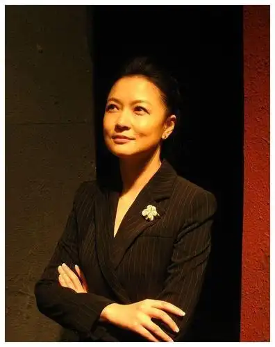 东方卫视名嘴袁鸣近况,她的全家福首曝光,十岁的儿子十分可爱