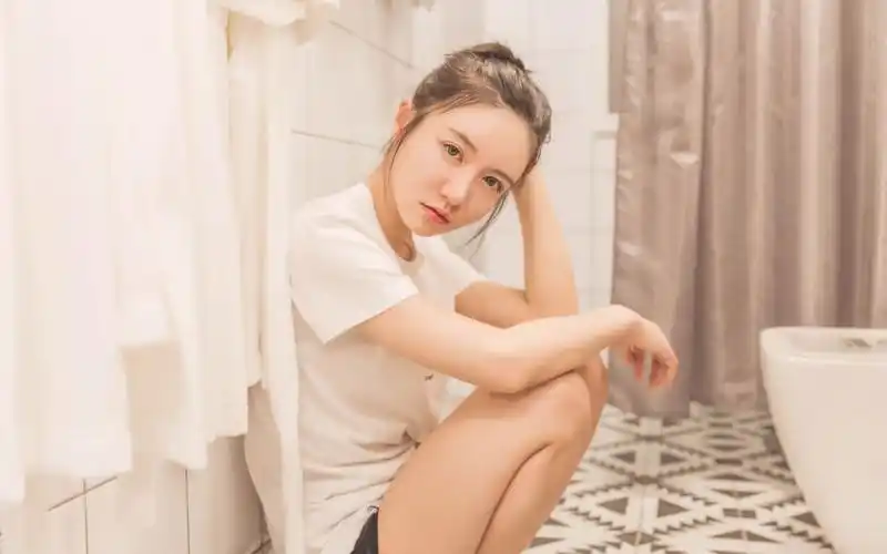 性感美女浴室甜美写真图片桌面壁纸