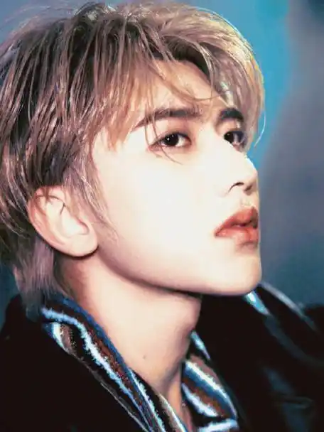 蔡徐坤晒黑白侧颜照