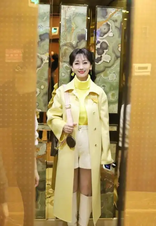 70岁赵雅芝穿短裤被嘲扮嫩生图与精修差距甚大优雅老去不好吗