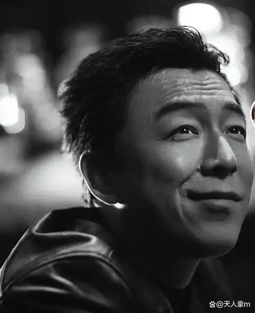 黄渤是一位著名的中国演员,他以其出色的演技和独特的形象在电影界