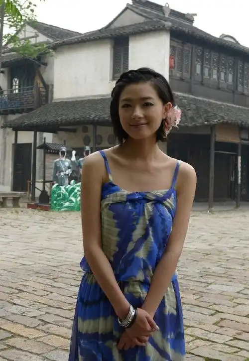 刚出道的万茜,在舞台上萌萌的,片场休息时一脸开心的吃水饺