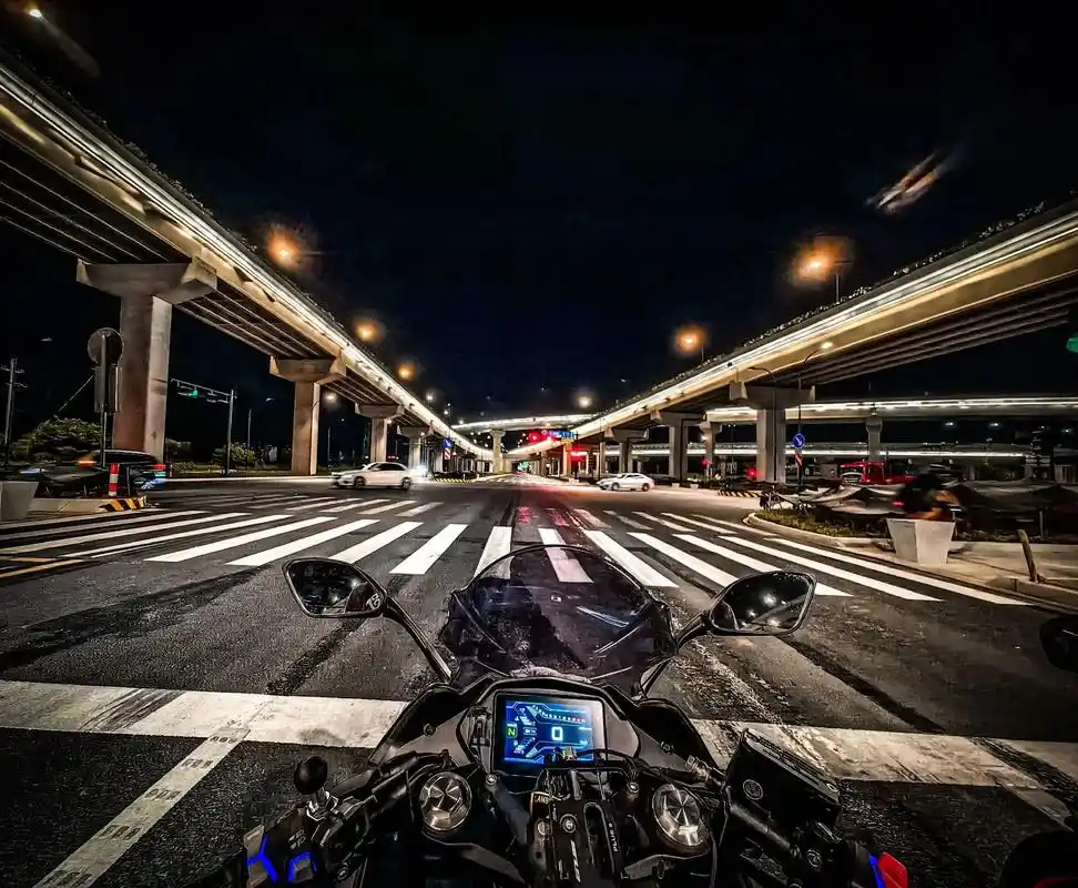 夜骑.志同者,不以山海为远#机车摄影 #随拍 #分享一张你爱 - 抖音