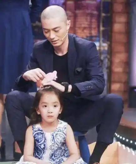 但霍建华近期并未留长发,这根小皮筋难道是给女儿小海豚梳辫子用的?