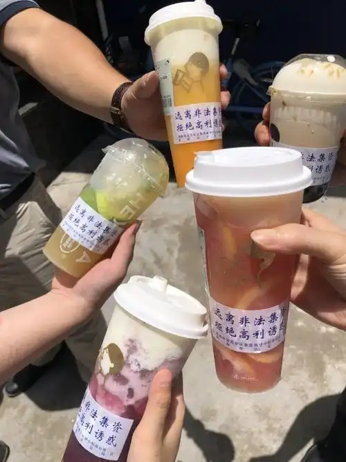 咖啡,奶茶等换上了统一 "新包装" 引起现场不少消费者拍照留念 原来