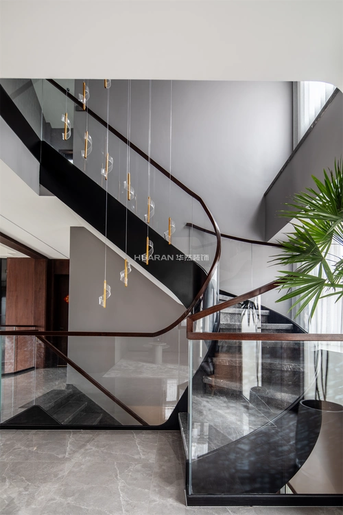 更添梦幻氛围光线透过侧窗洒落搭配玻璃围栏 木质扶手楼梯踏步选用