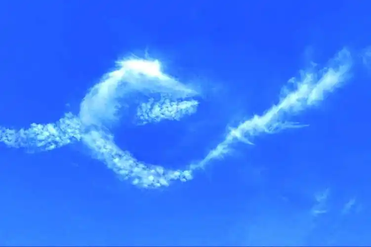 拍形态各异,多姿多彩的云朵,缘于五年前的一天傍晚.