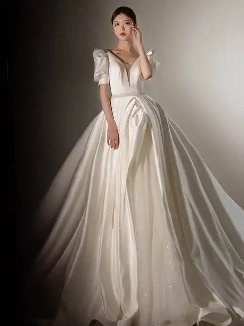 缎面主婚纱2021新款新娘冬季法式简约显瘦韩系泡泡袖公主风大拖尾