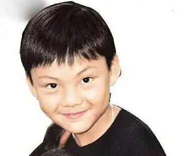 "大王"陈伟霆童年照曝光 脸上肉嘟嘟超可爱