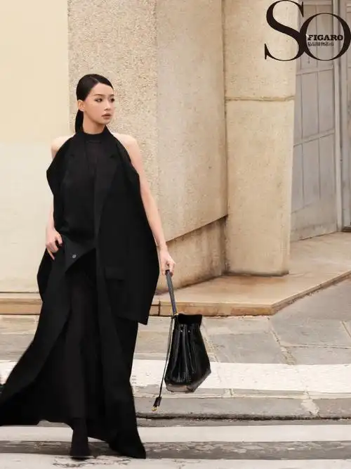 孙怡身穿全黑套装亮相balenciaga 2025春夏大秀,精致裁剪的廓形西装以