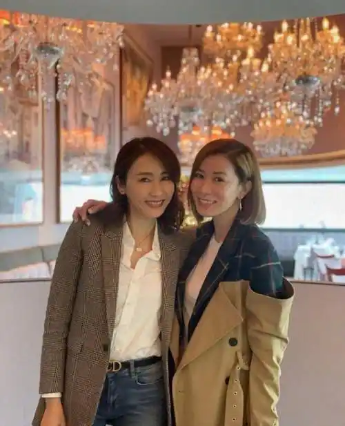 黎姿与佘诗曼久违同框,闺蜜俩搂肩合影亲密如初
