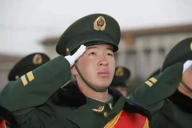 单个军人敬军礼图片,敬礼图片军人简笔画