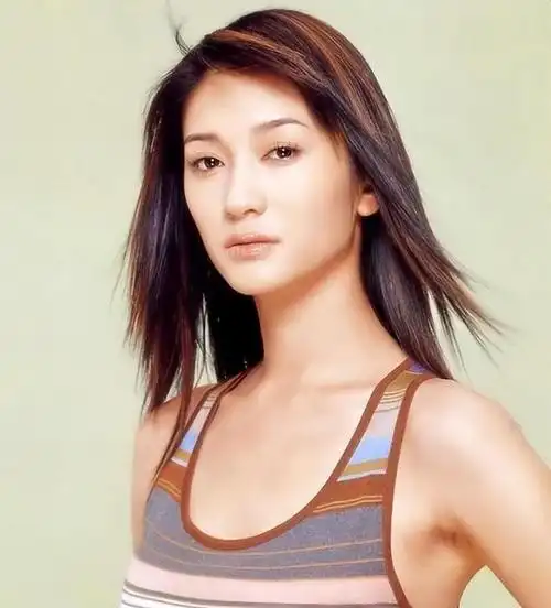 李小冉的故事:与梅婷前夫恋爱六年没结果,39岁嫁好友,终获幸福