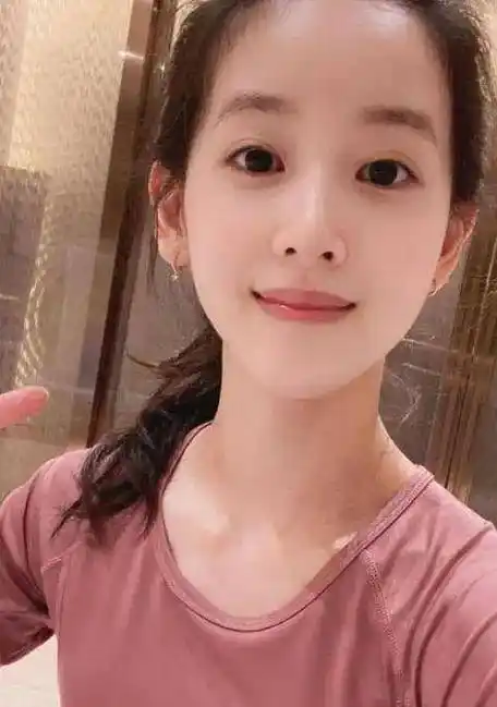 京东老板娘章泽天扎麻花辫看欧洲杯!奶茶妹妹美爆了