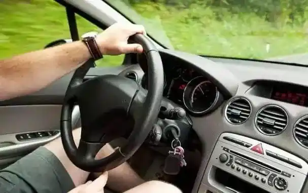 为什么老司机开车座椅调得都特别靠后?新手学了保证不吃亏