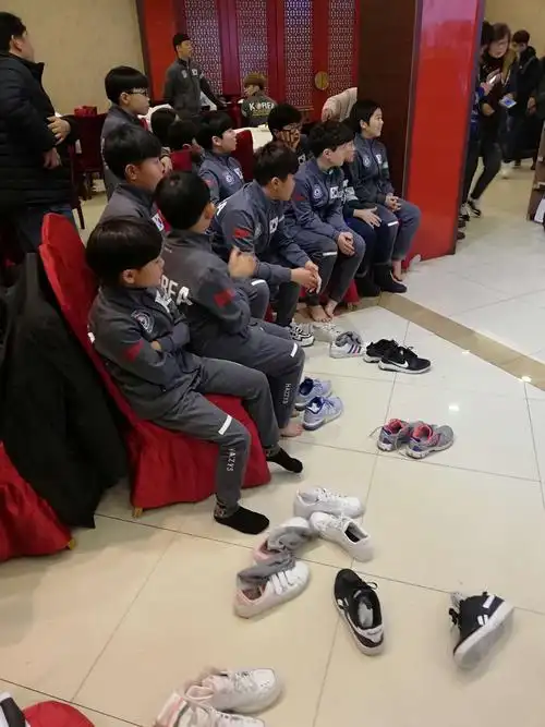 韩国孩子们都是赤脚上台,轮番表演.