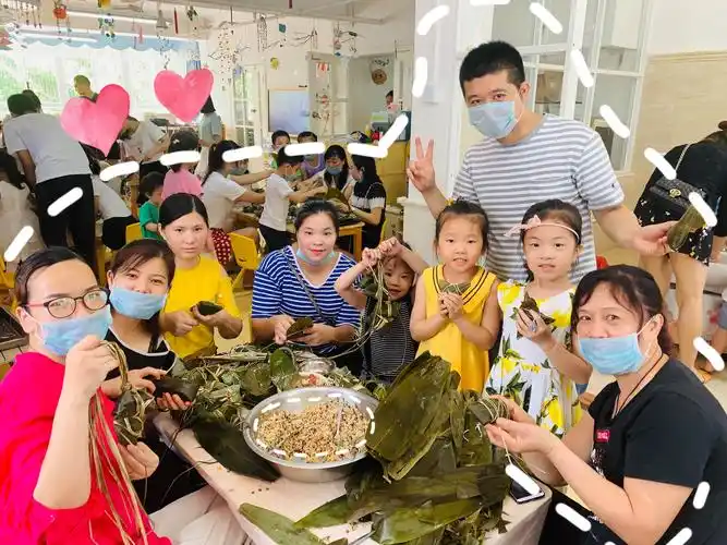 "粽叶飘香,粽子浓情"———记罗芳苑幼儿园包粽子亲子活动(副本)