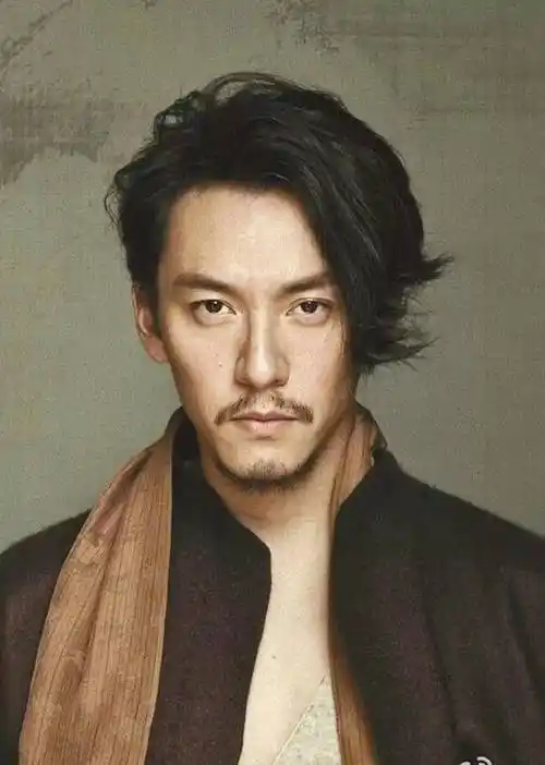 比起梁朝伟,金城武,章子怡这些level的电影演员,张震无论从知名度还是